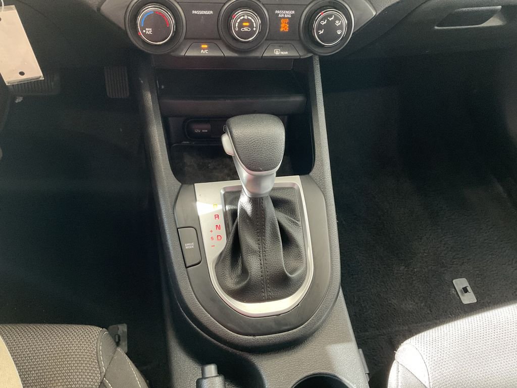 Used 2023 White Kia LXS image 25