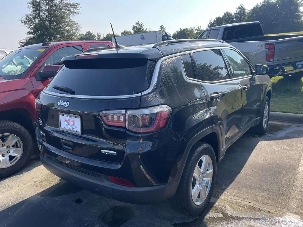 Used 2022 Diamond Black Crystal Pearlcoat Jeep Latitude image 6