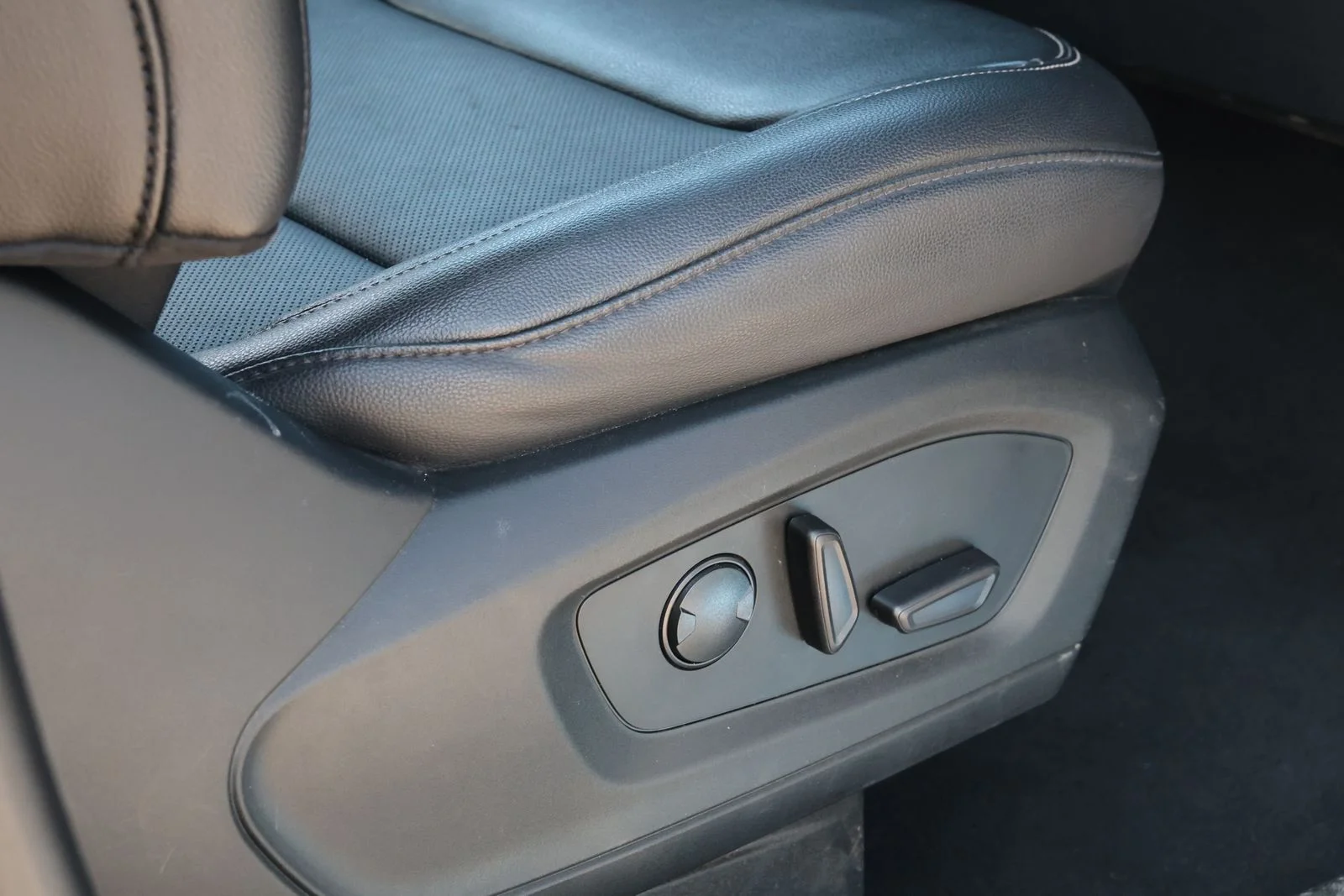 Used 2023 Blue Ford Limited image 31
