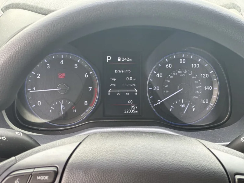 Used 2022 White Hyundai SE image 22