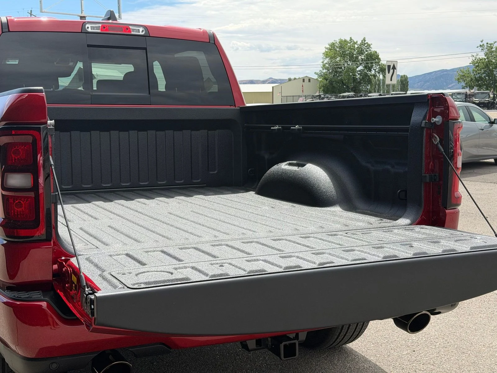 New 2026 Molten Red Pearl-Coat Exterior Paint RAM Laramie image 9