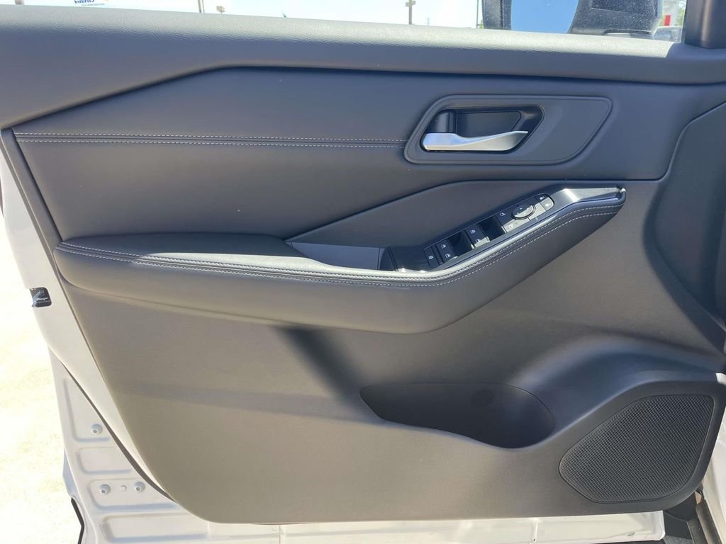 New 2026 Everest White Pearl TriCoat Nissan Dark Armor™ image 16