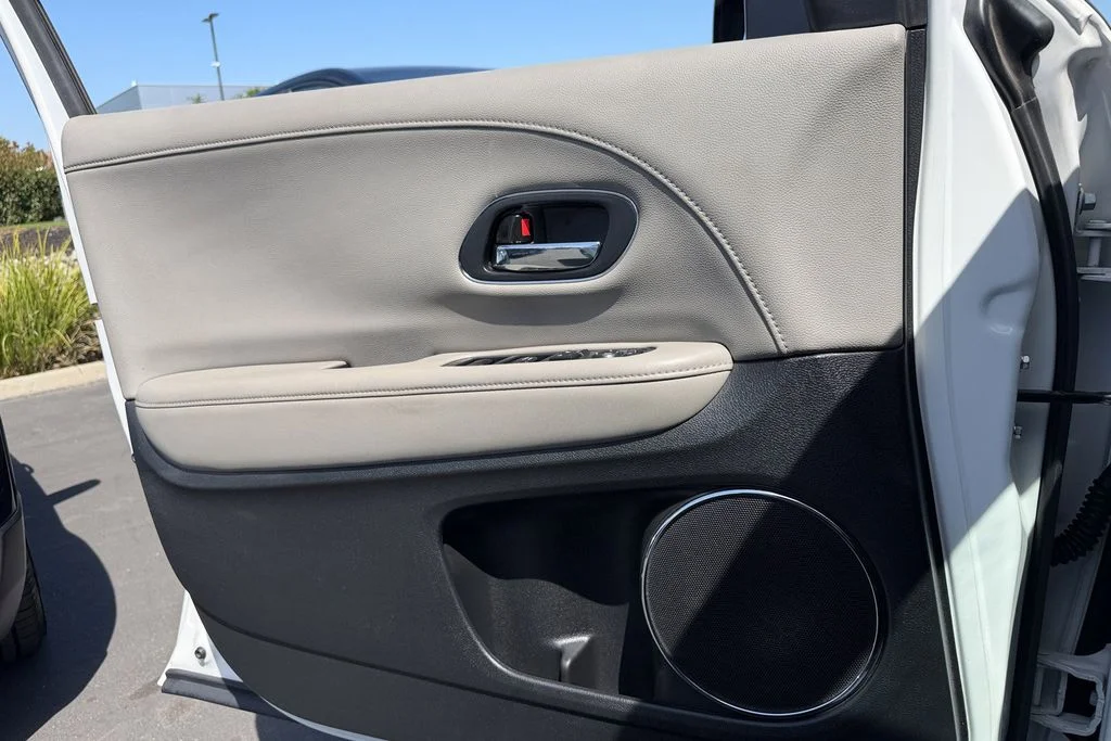 Used 2018 White Honda EX-L image 11