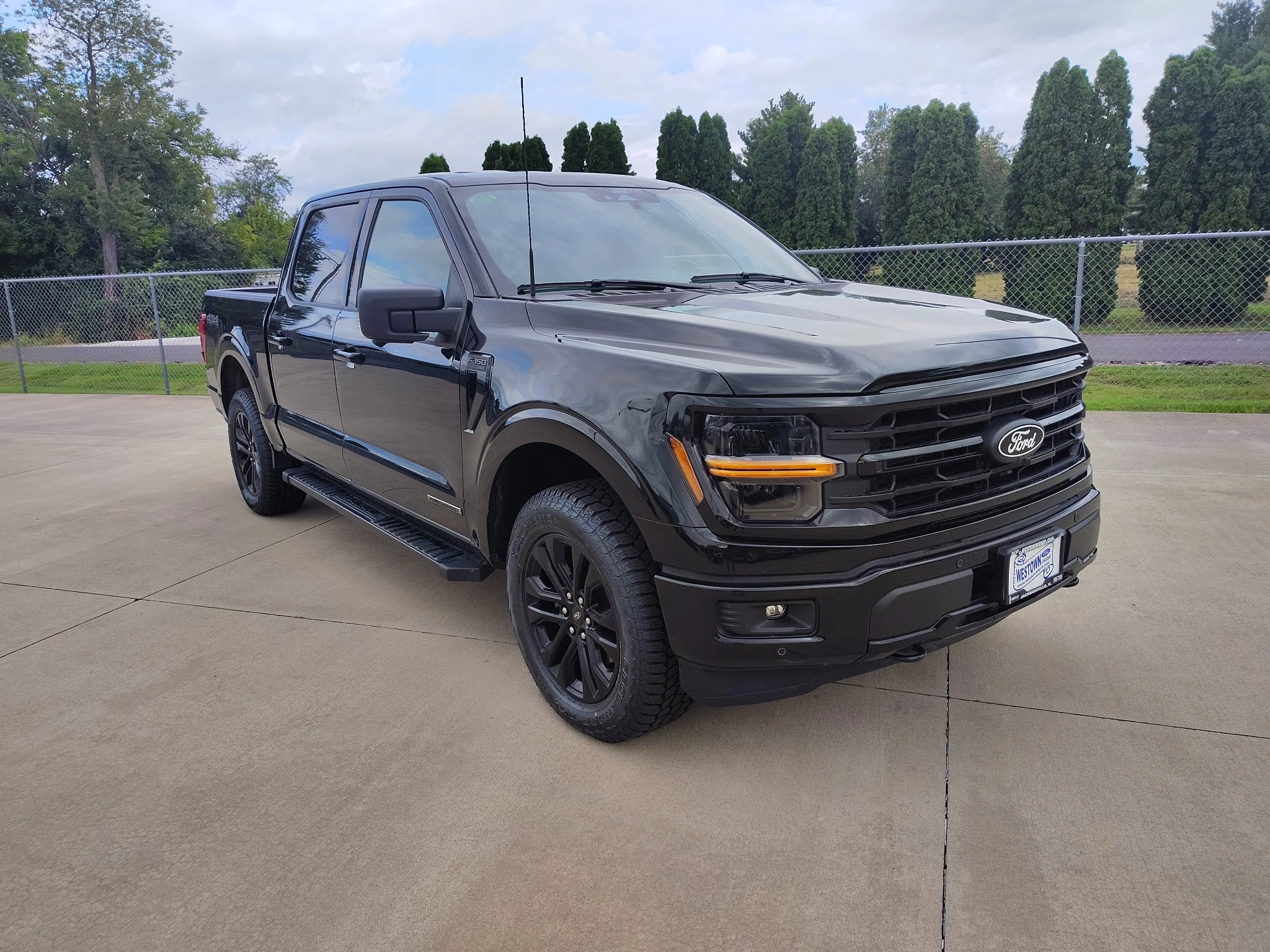 Used 2024 Agate Black Metallic Ford XLT image 27