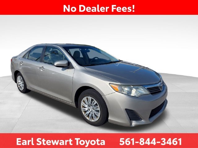 Used 2014 Gold Toyota L image 2