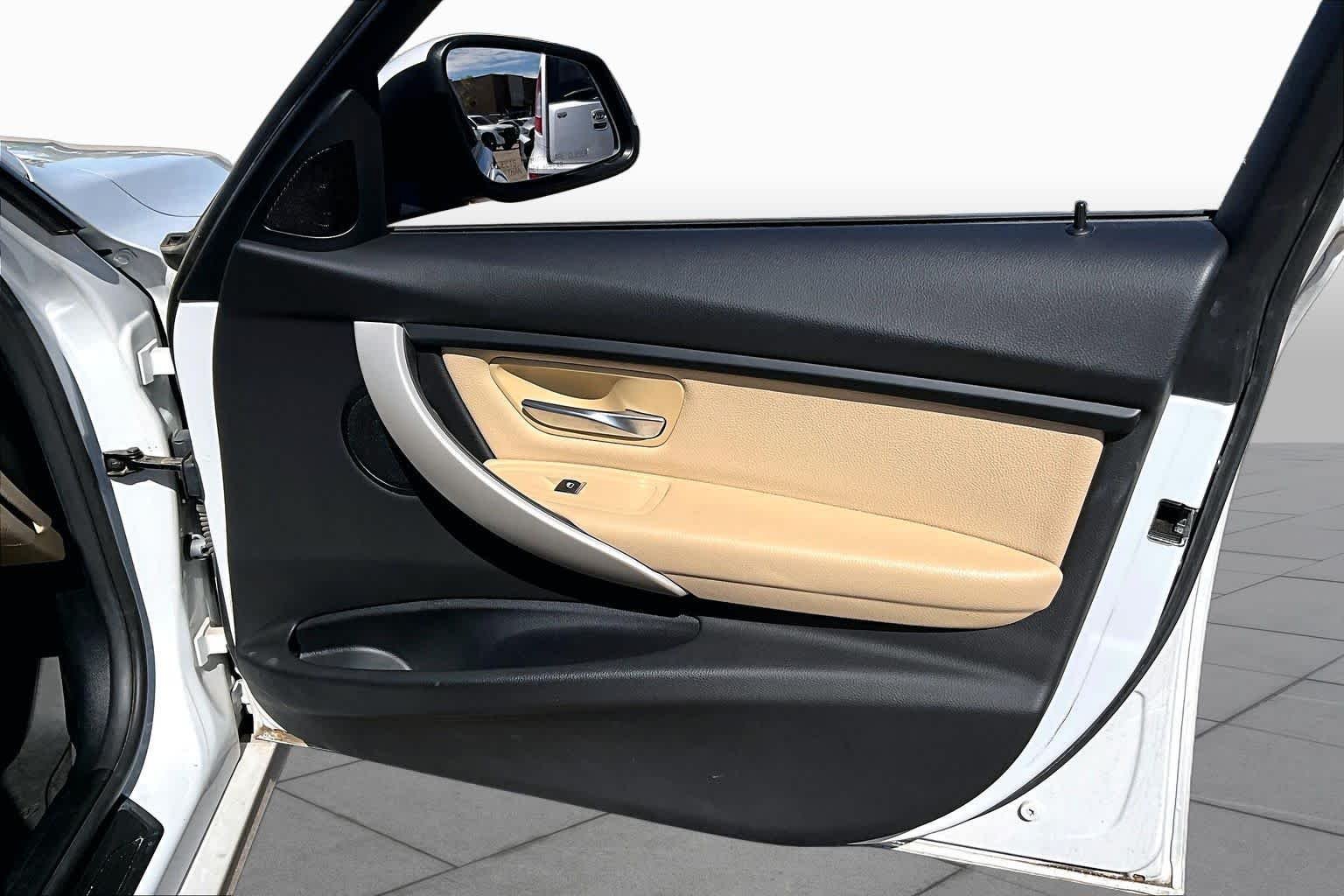 Used 2018 Mineral White Metallic BMW 320i xDrive image 19