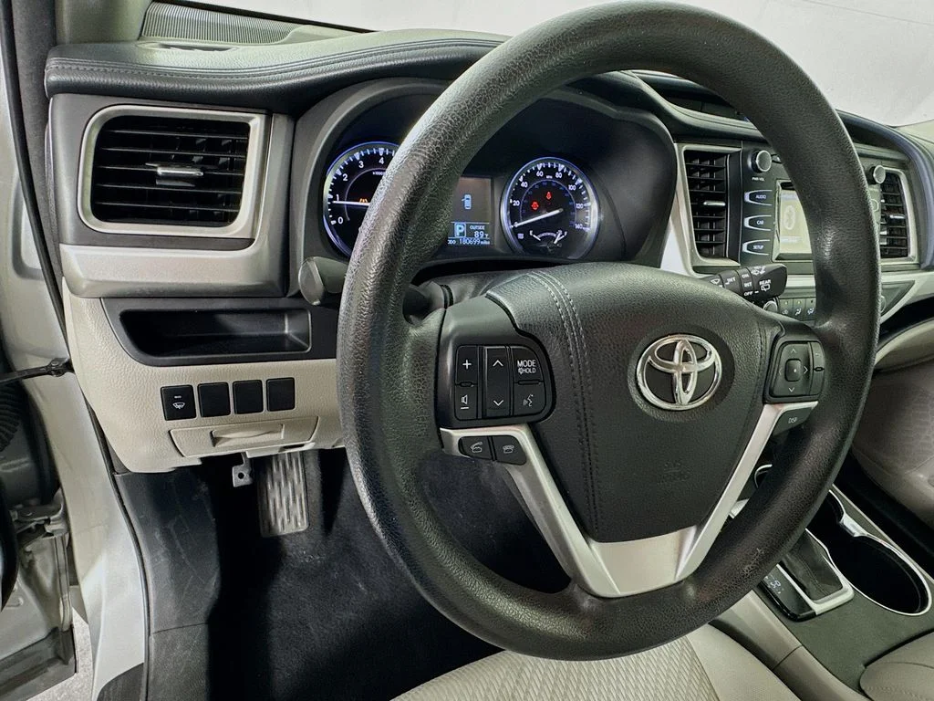 Used 2015 Silver Toyota LE image 11