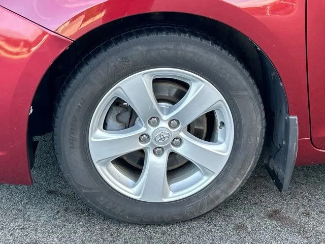 Used 2015 Red Toyota LE image 18