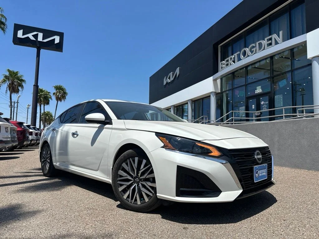Used 2024 White Nissan 2.5 SV image 1