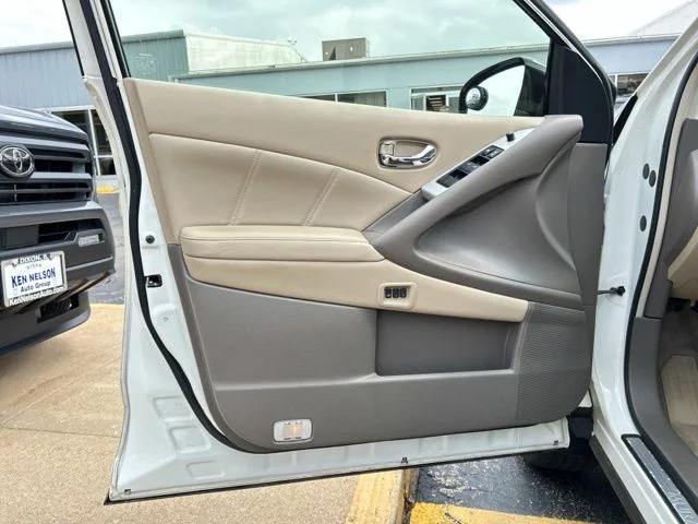 Used 2012 White Nissan SL image 25
