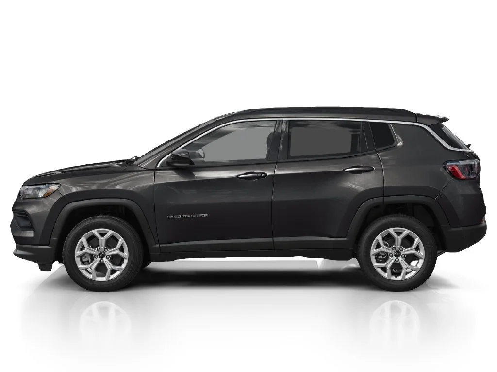 Used 2025 Diamond Black Cry Jeep Sport image 3