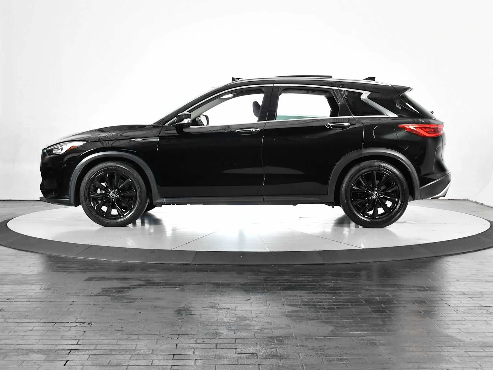 Used 2019 Black Obsidian INFINITI ESSENTIAL image 2