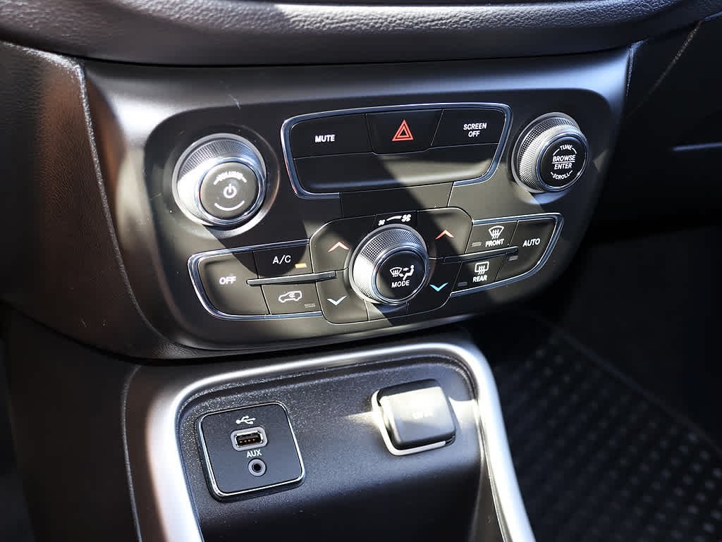 Used 2018 White Clearcoat Jeep Latitude image 19