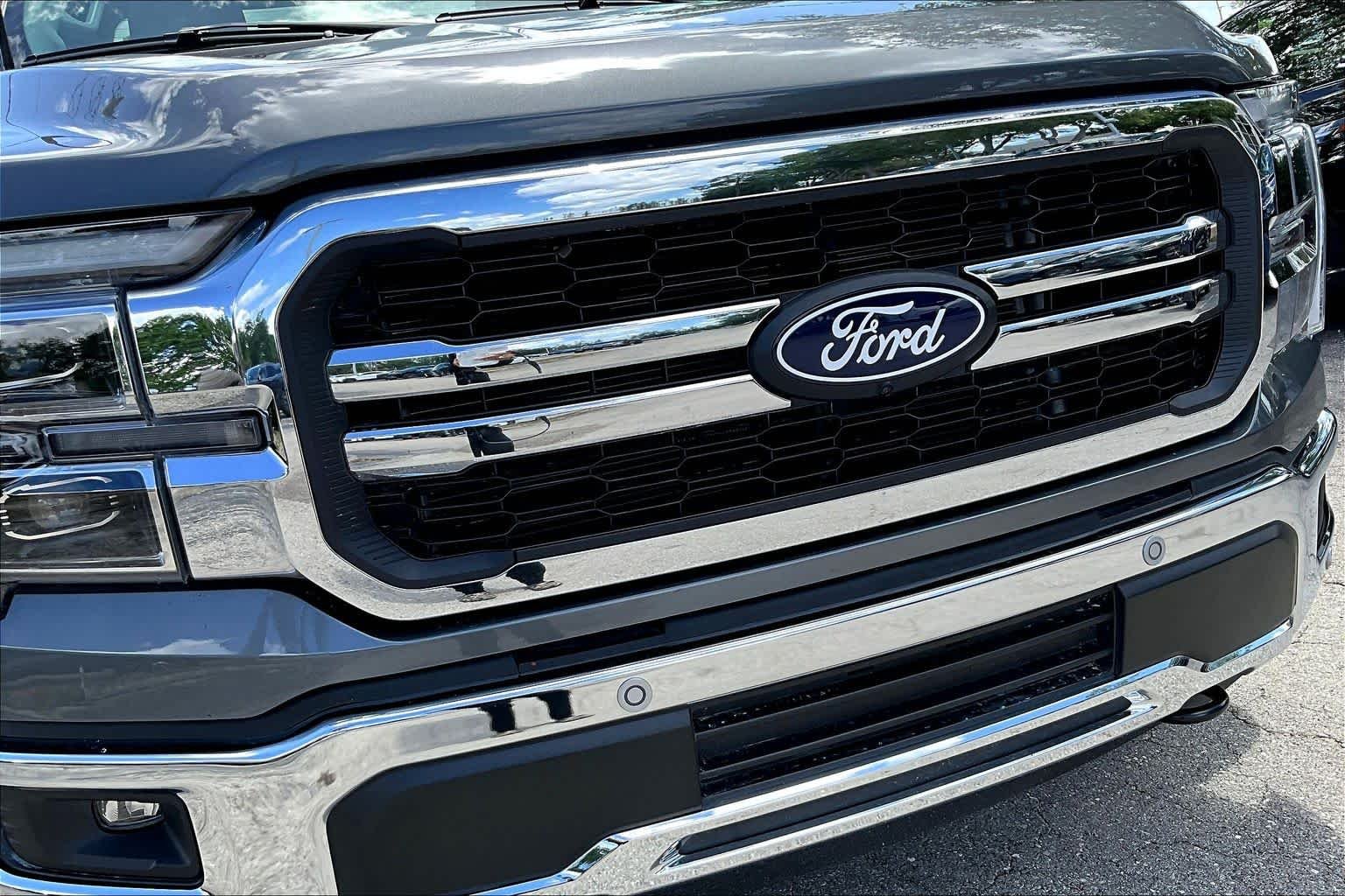Used 2025 Carbonized Gray Metallic Ford LARIAT image 51