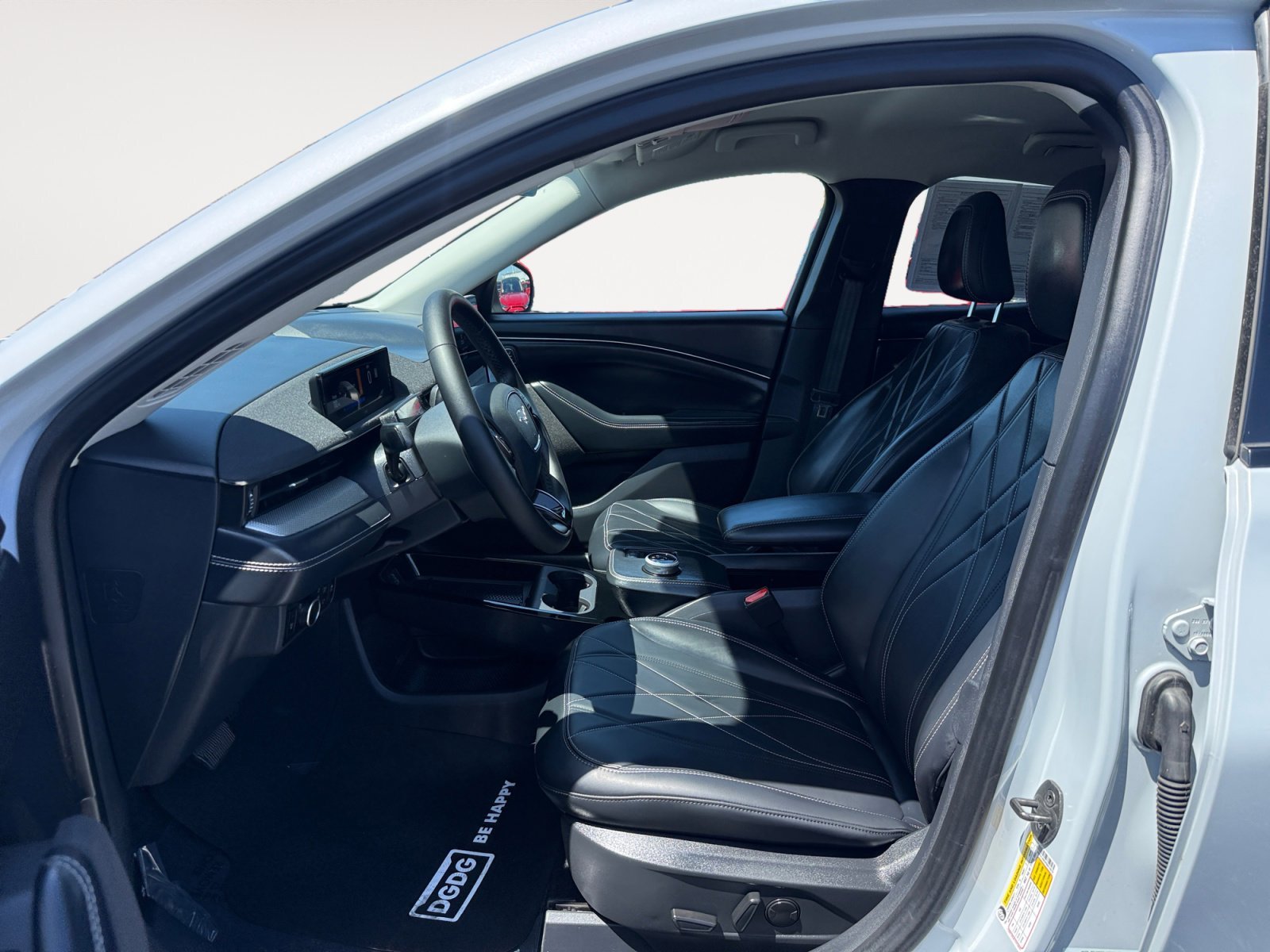 Used 2023 White Metallic Ford Select image 10
