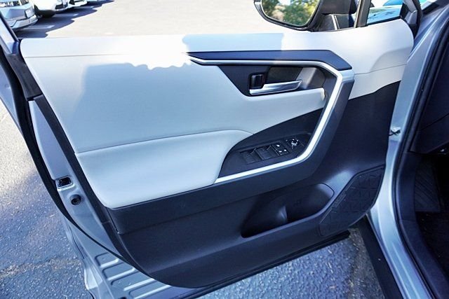 Used 2021 Silver Toyota XLE image 23