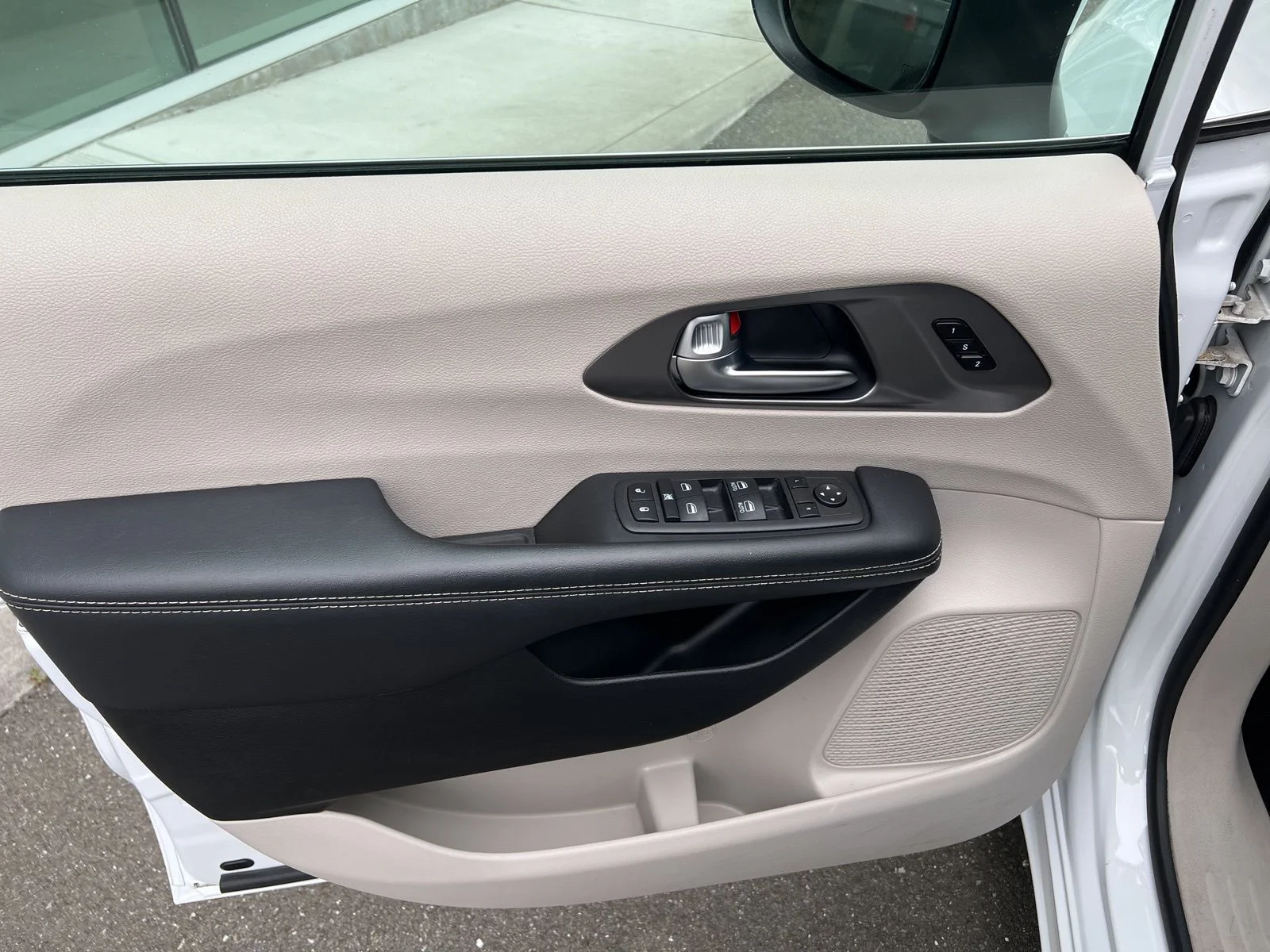 Used 2023 White Chrysler Touring L image 11