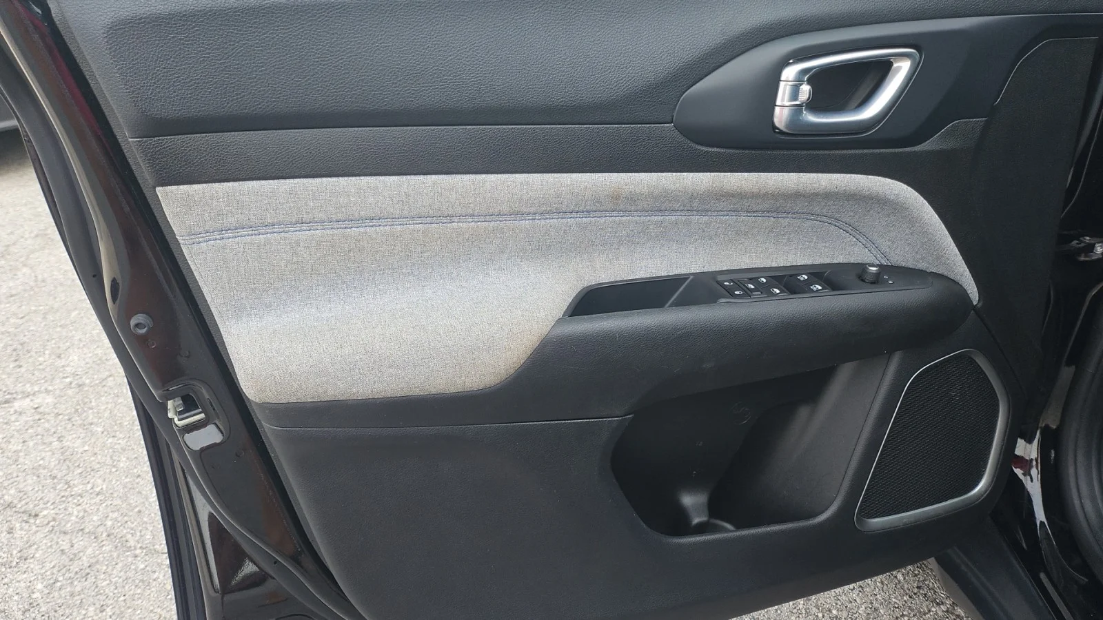 Used 2024 Black Jeep Latitude image 11