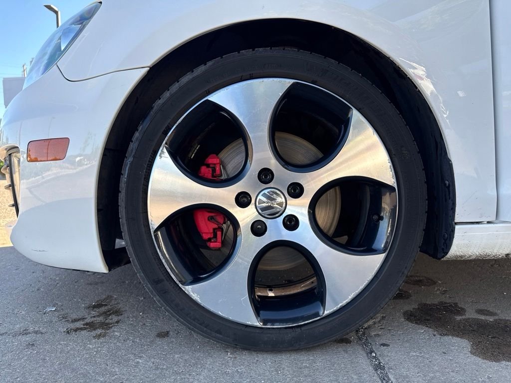 Used 2011 White Volkswagen Base image 27