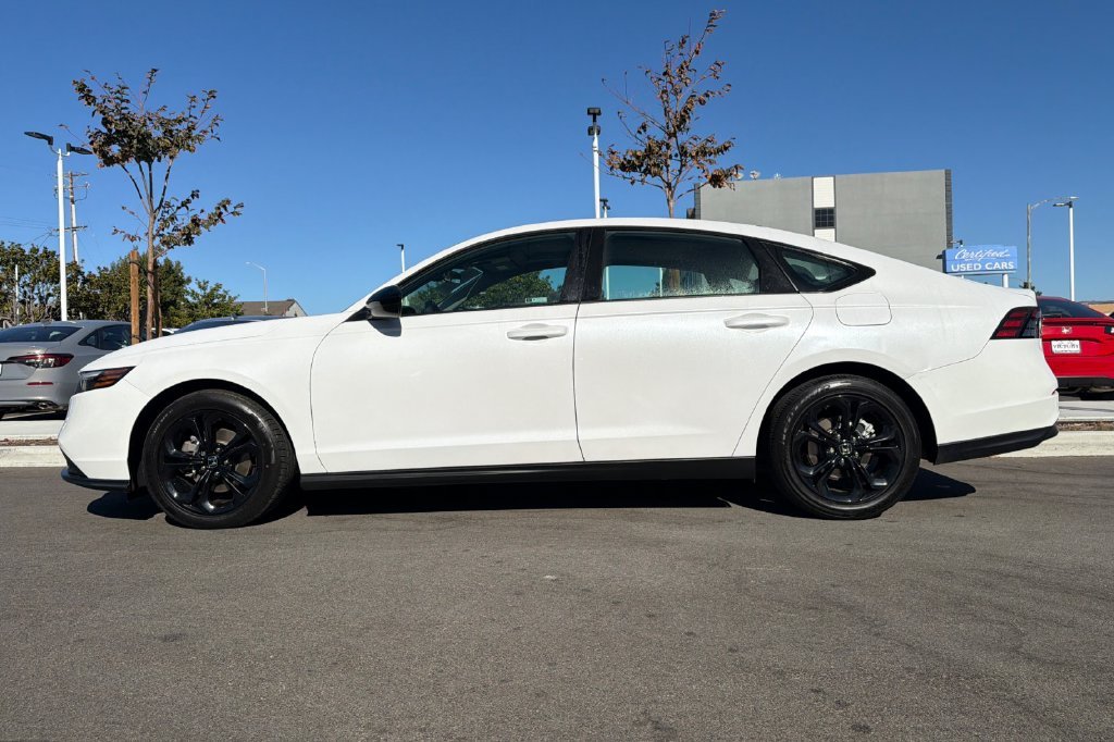 Used 2025 Platinum White Pearl Honda SE image 7