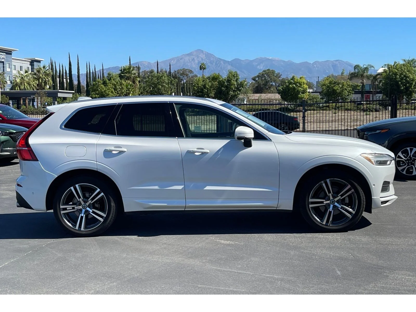 Used 2018 Ice White Volvo Momentum image 8