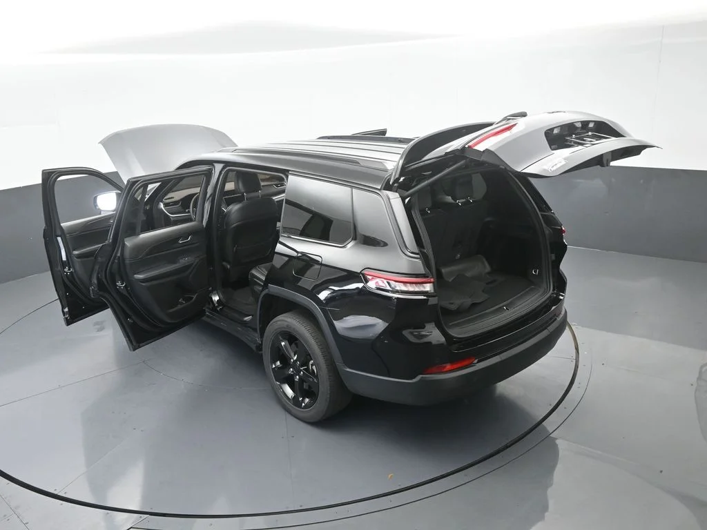 Used 2023 Diamond Black Crystal Pearlcoat Jeep Altitude image 62