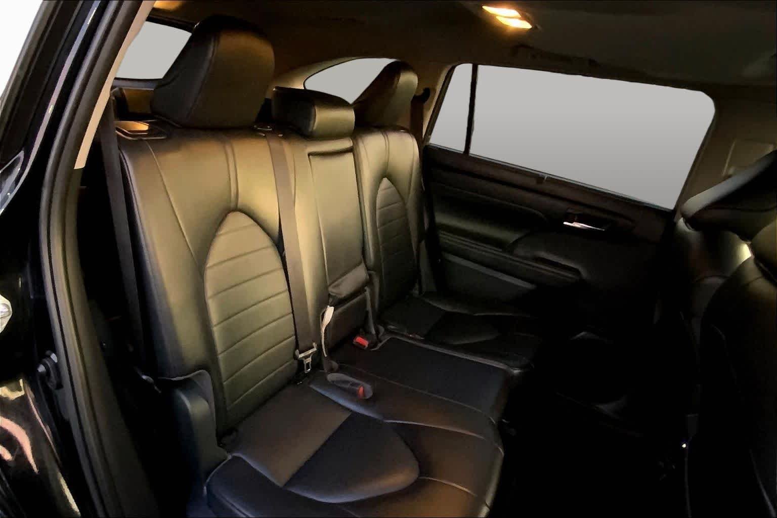 Used 2022 Midnight Black Metallic Toyota XLE image 18