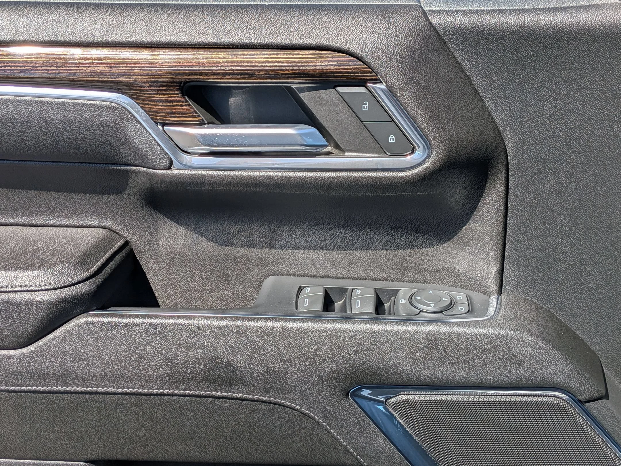 Used 2023 Summit White GMC Elevation image 22