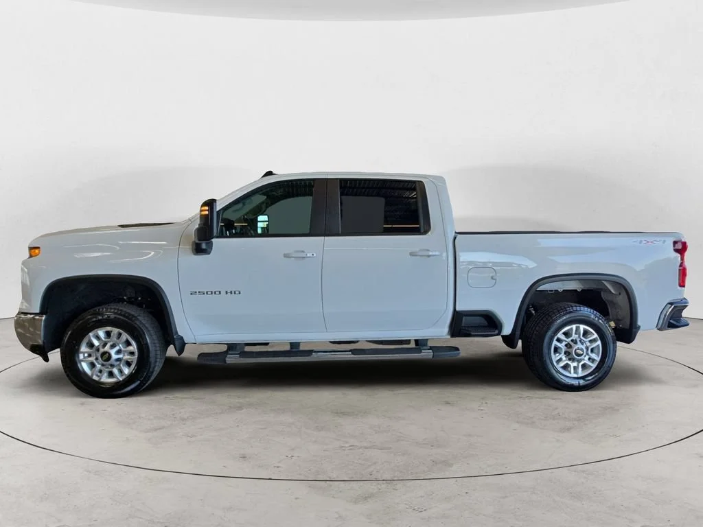 Used 2025 Summit White Chevrolet LT image 12