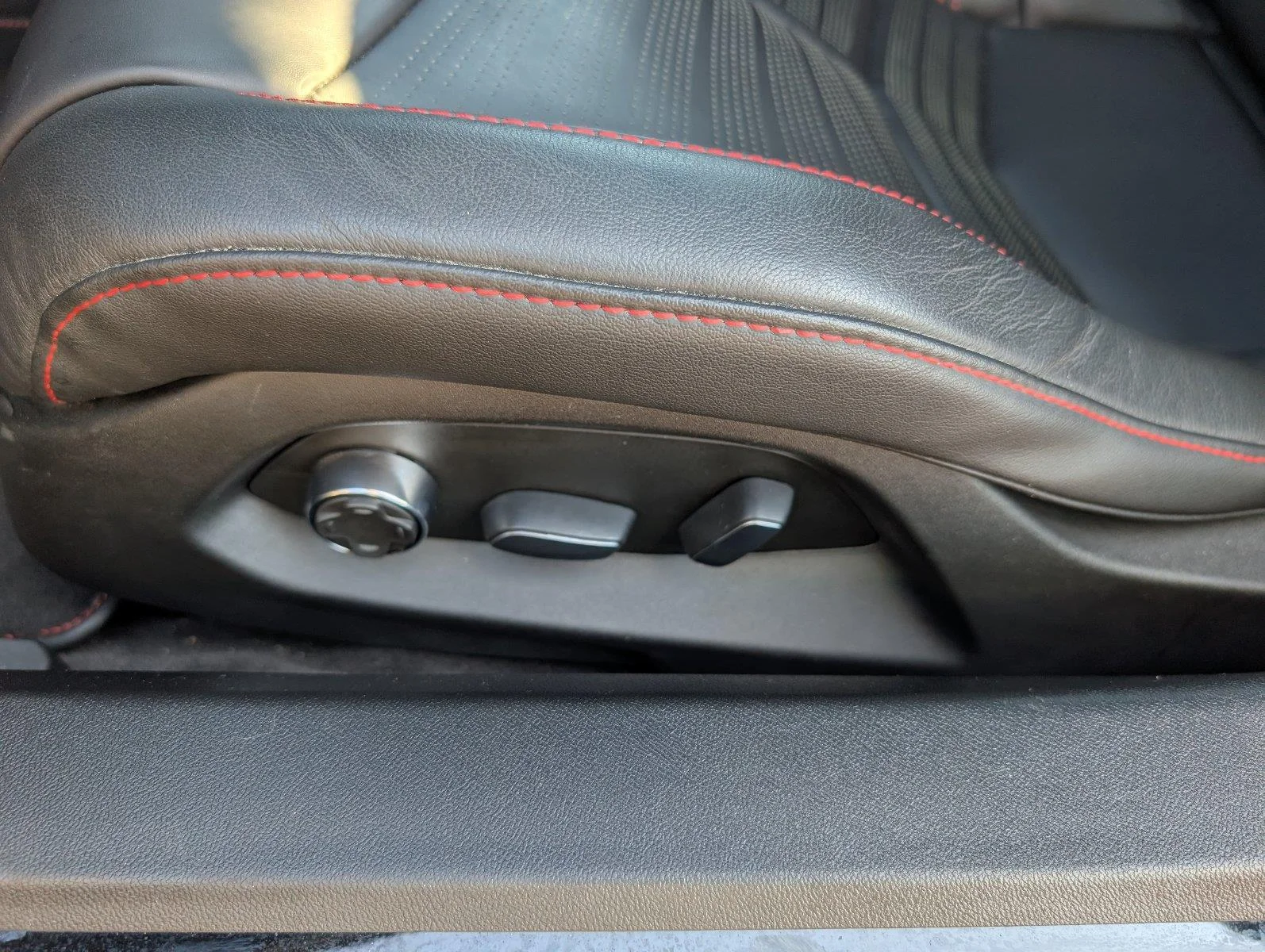 Used 2020 BLACK Chevrolet 3LT image 16