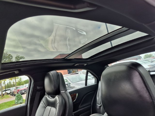 Used 2019 Red Lincoln Reserve image 12