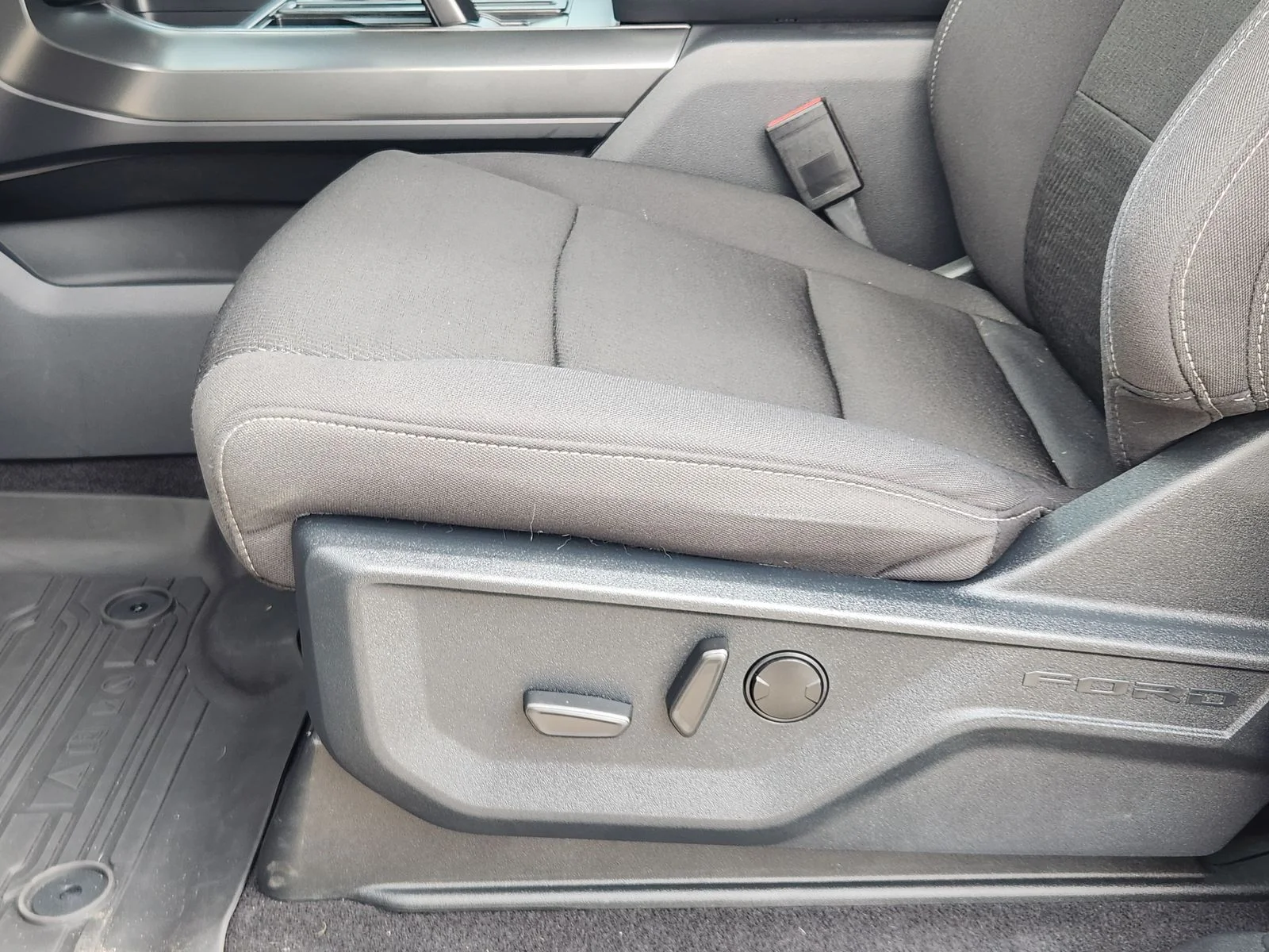 Used 2024 Silver Ford XLT image 23