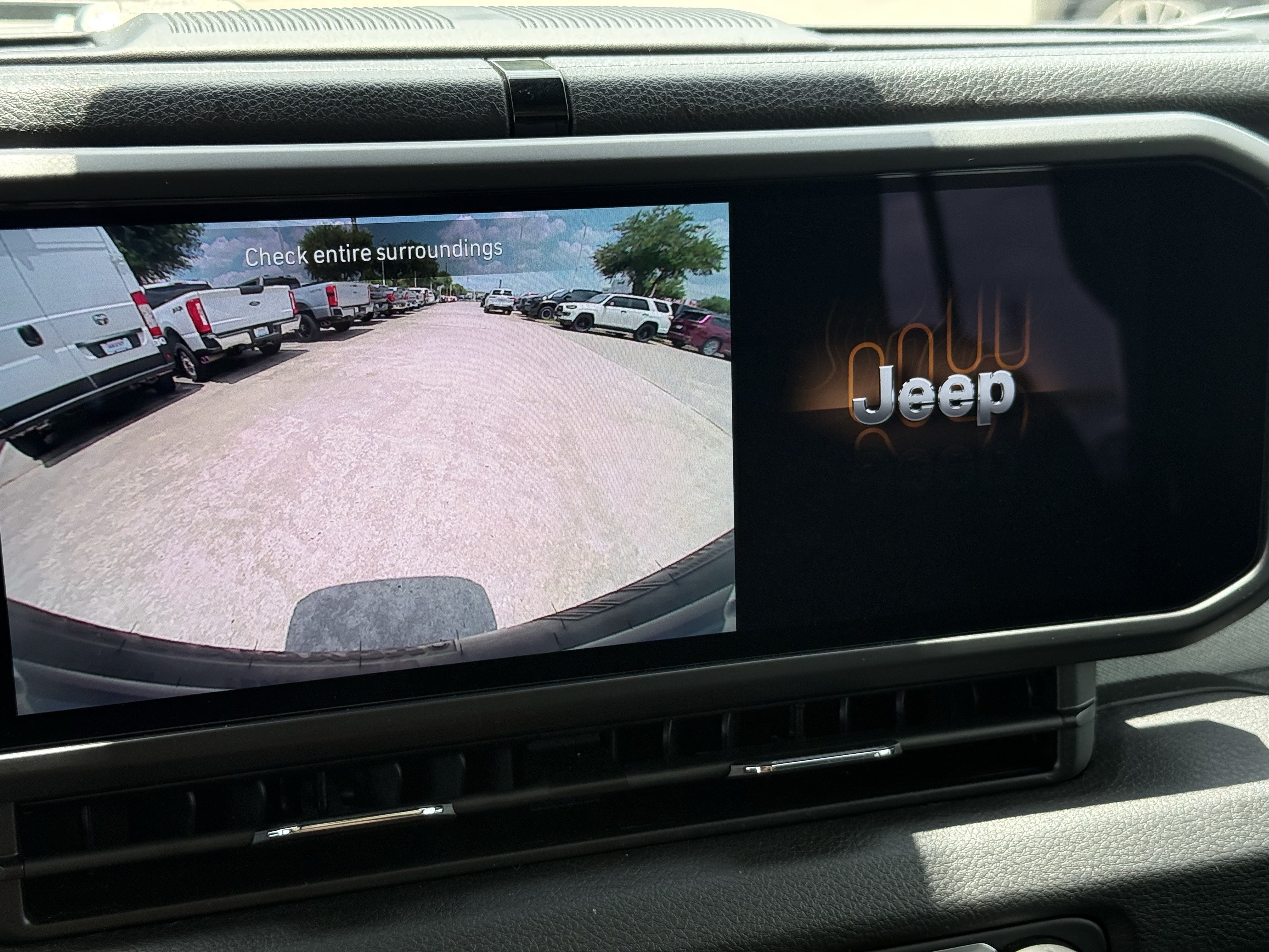 Used 2024 Granite Crystal Metallic Clearcoat Jeep  image 20