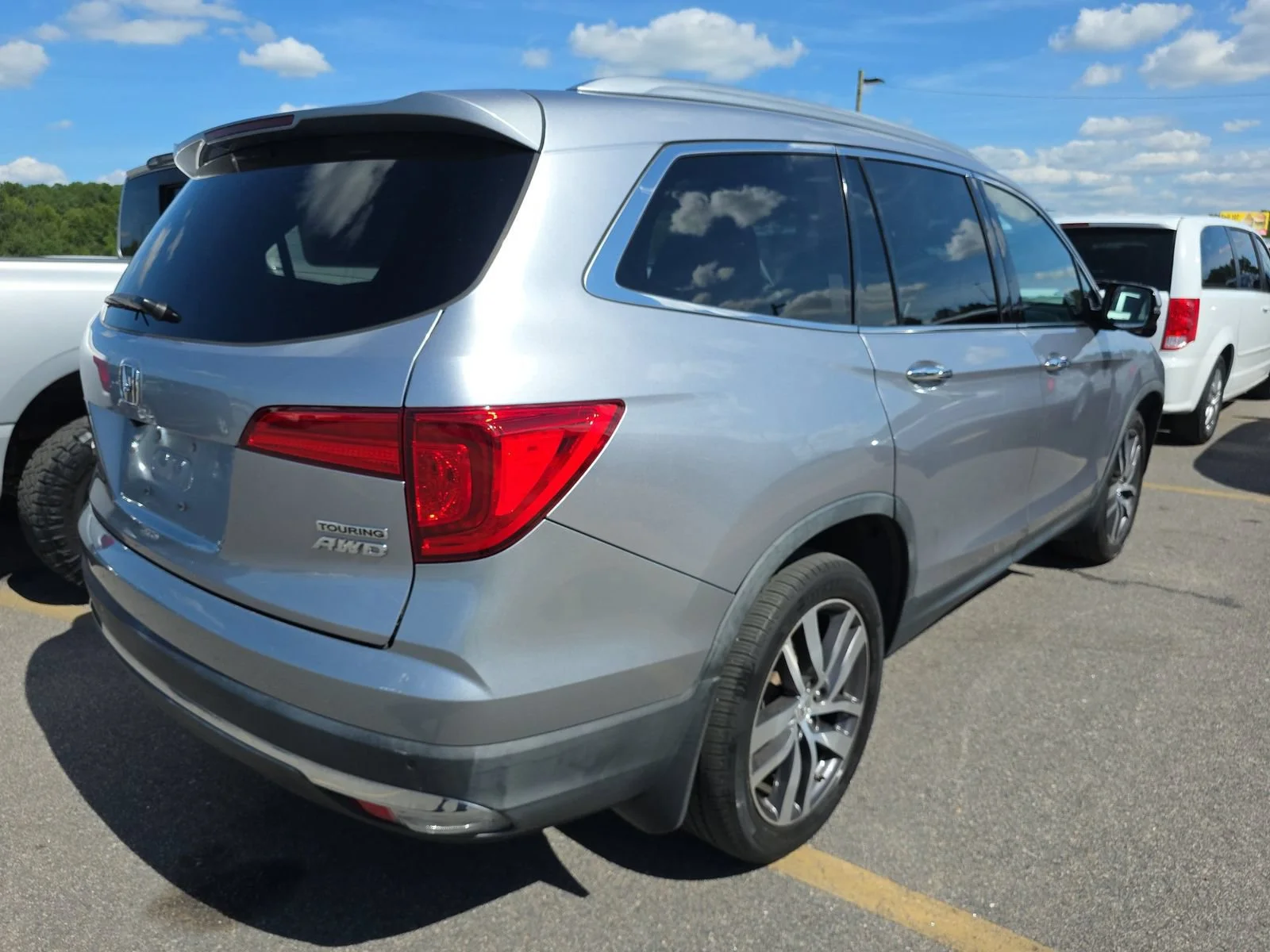 Used 2017 Lunar Silver Metallic Honda Touring image 4