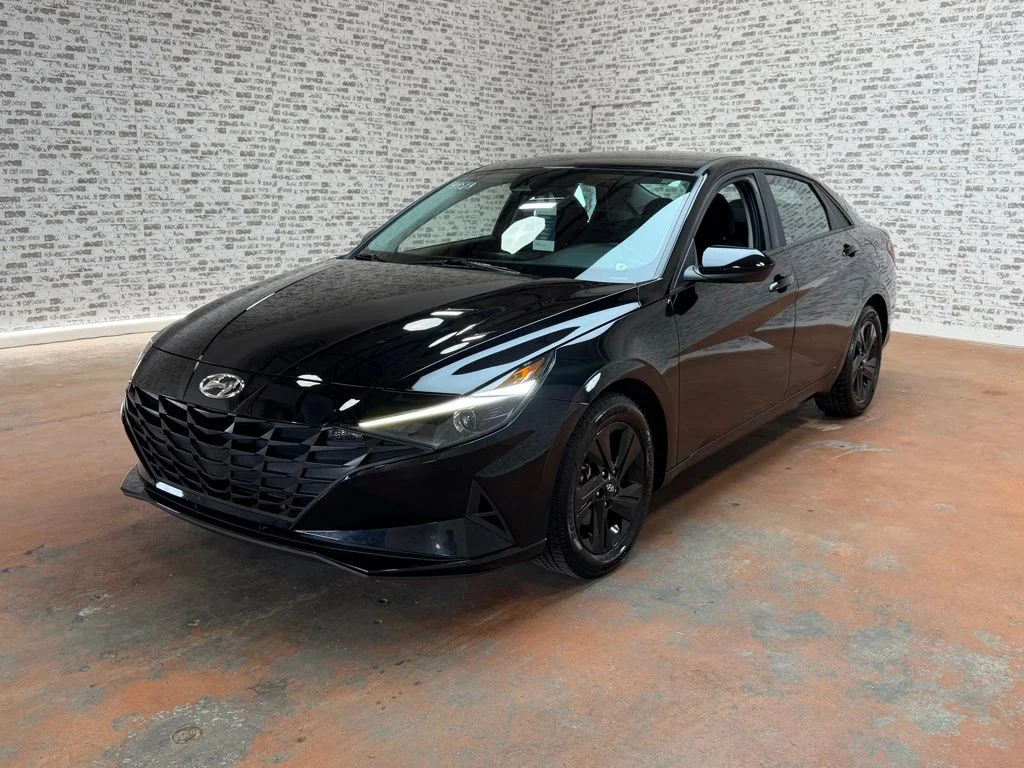 Used 2023 Phantom Black Hyundai SEL image 3