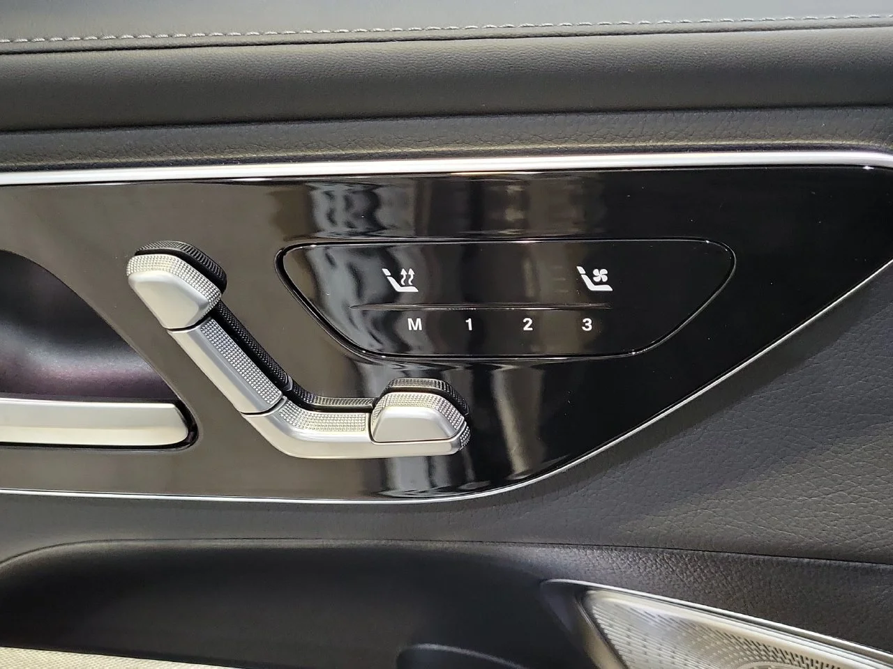 New 2027 MANUFAKTUR Moonlight White Metallic Mercedes-Benz AMG® GLC 53 4MATIC+ SUV image 25