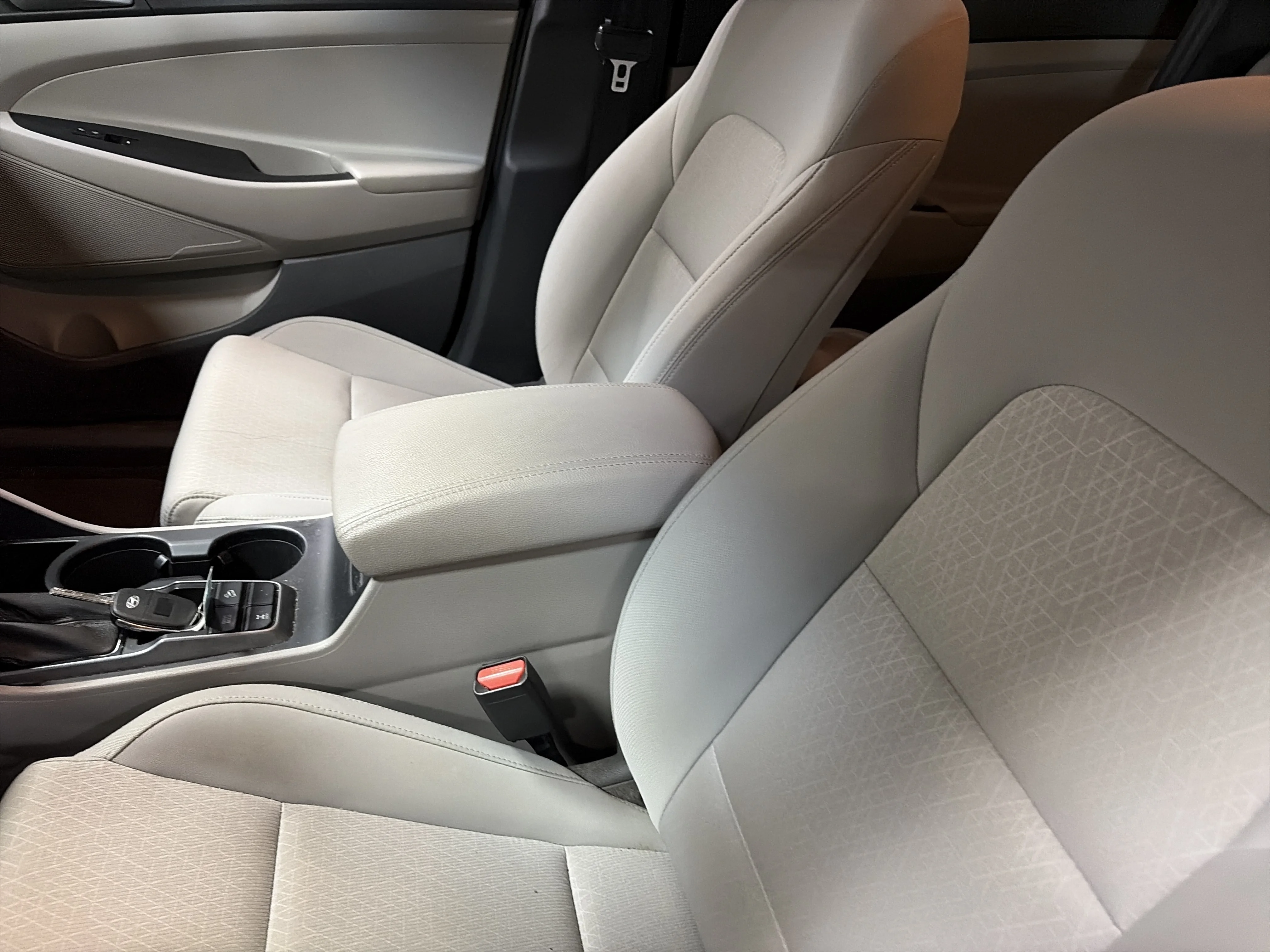 Used 2017 Molten Silver Hyundai SE image 8