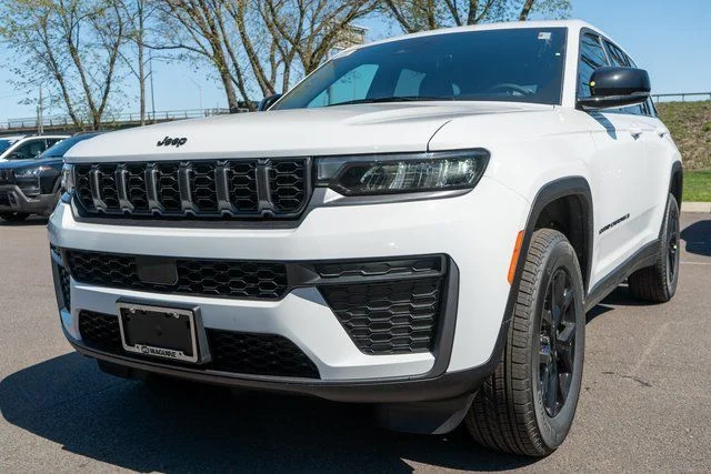 New 2026 Bright White Clear-Coat Exterior Paint Jeep Laredo Altitude image 2