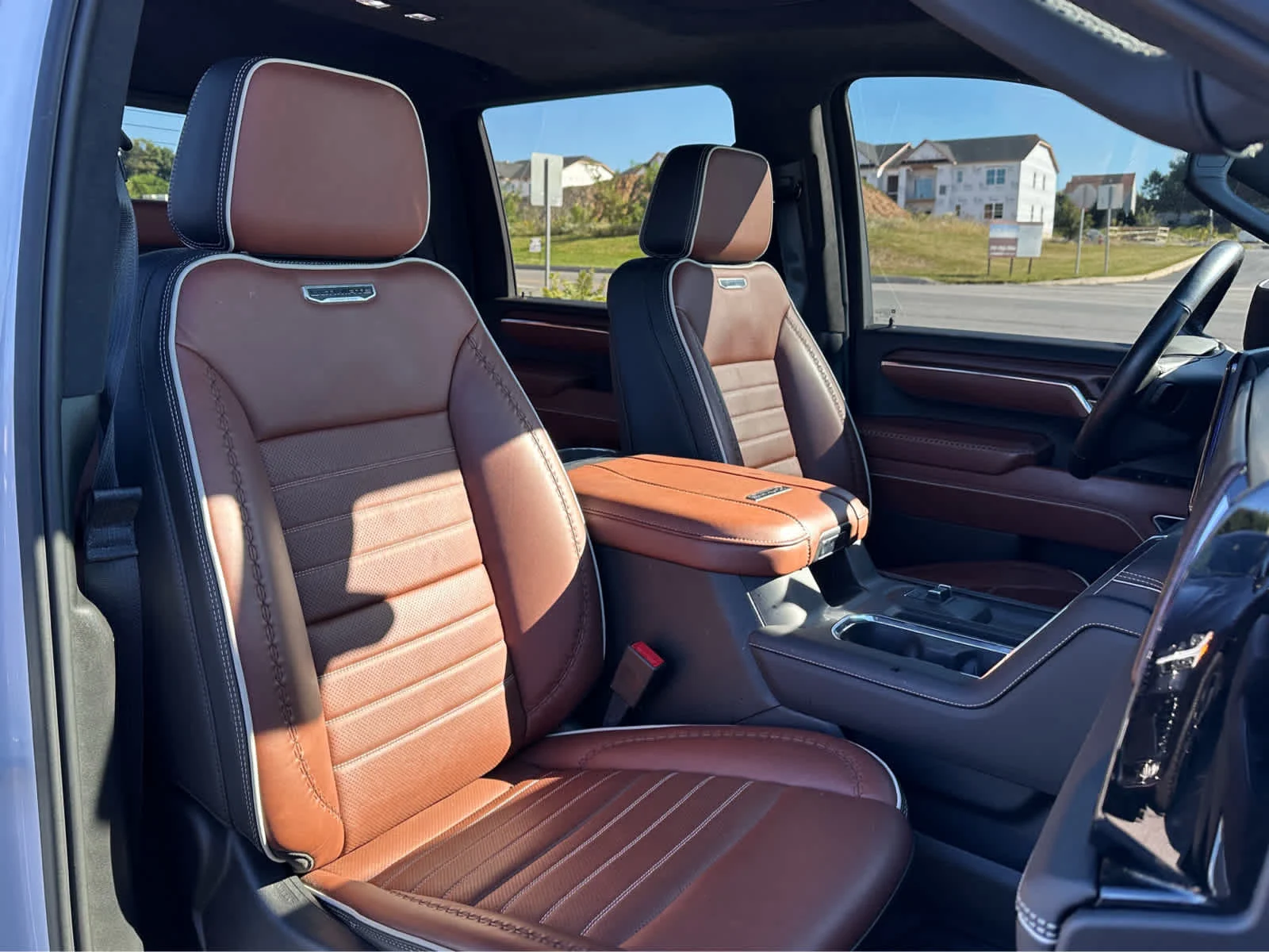 Used 2024 White Frost Tricoat GMC Denali Ultimate image 18
