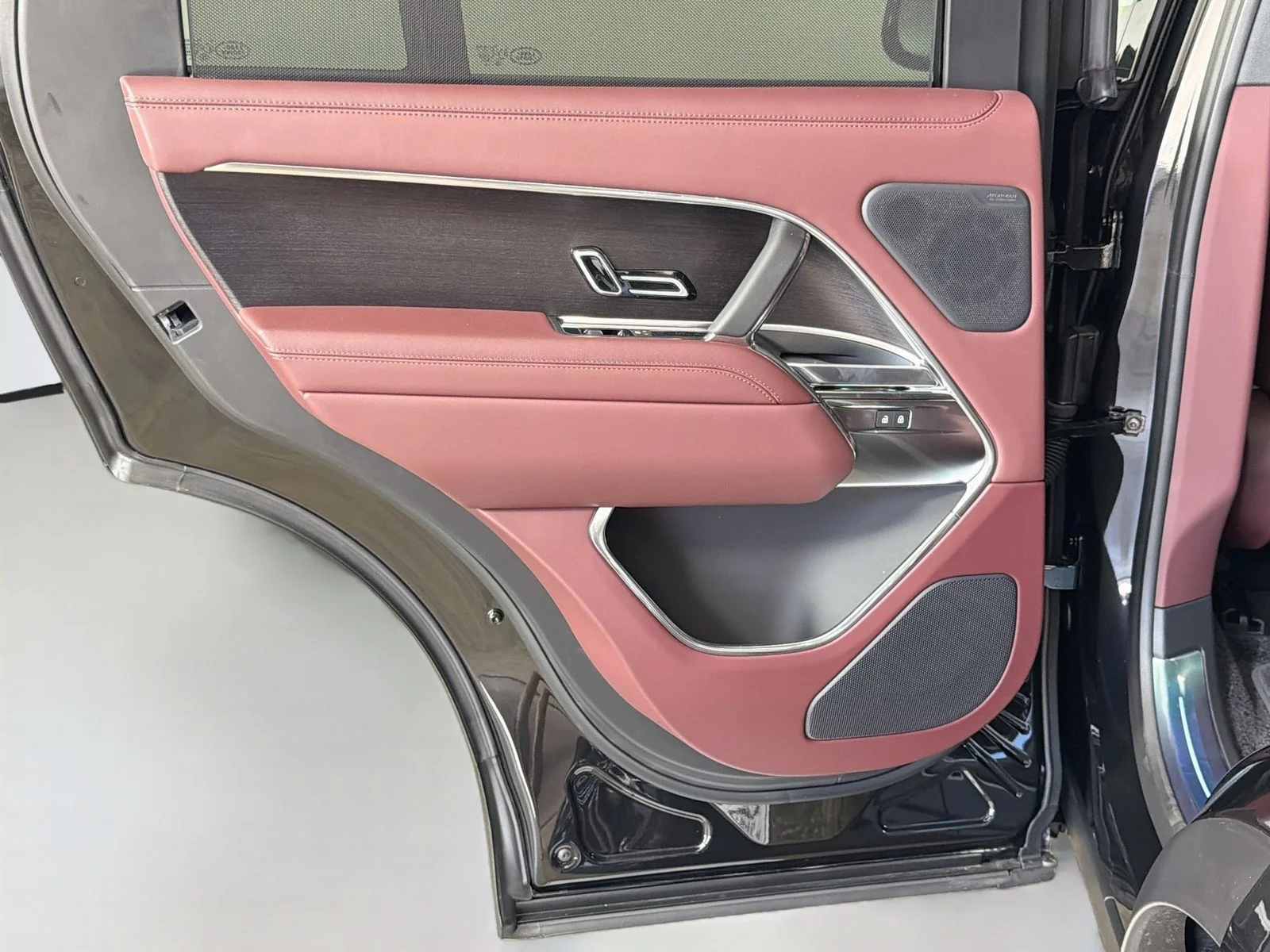 New 2026 Santorini Black Land Rover SE image 26