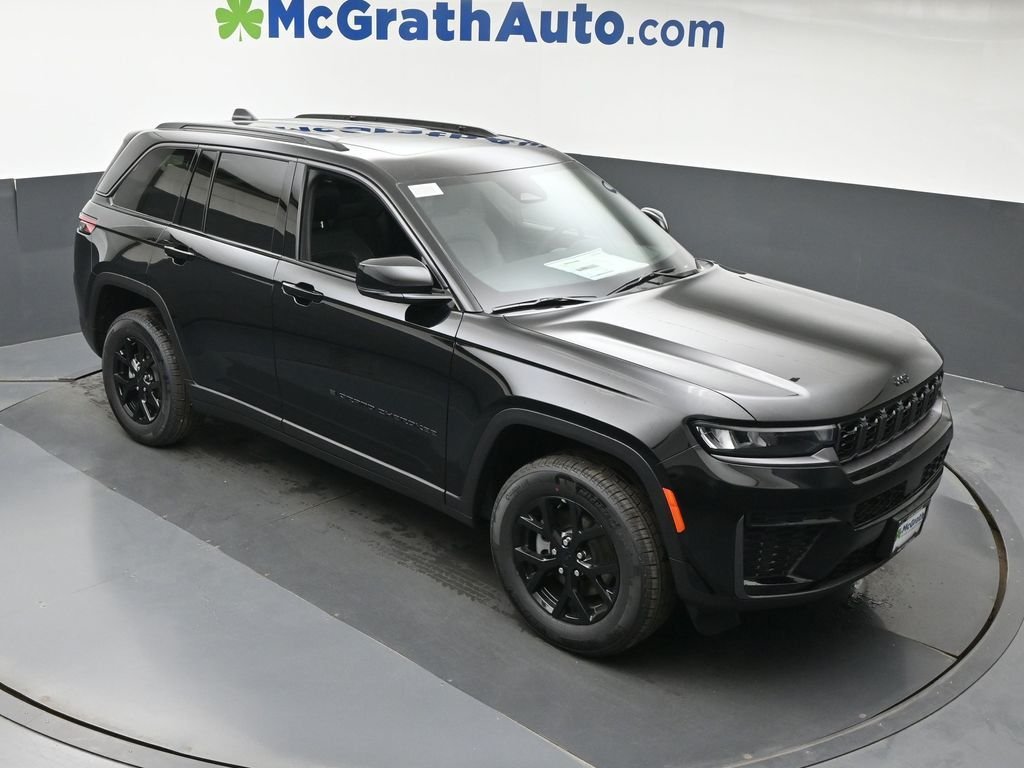 New 2026 Diamond Black Crystal Pearl-Coat Exterior Paint Jeep Altitude image 3