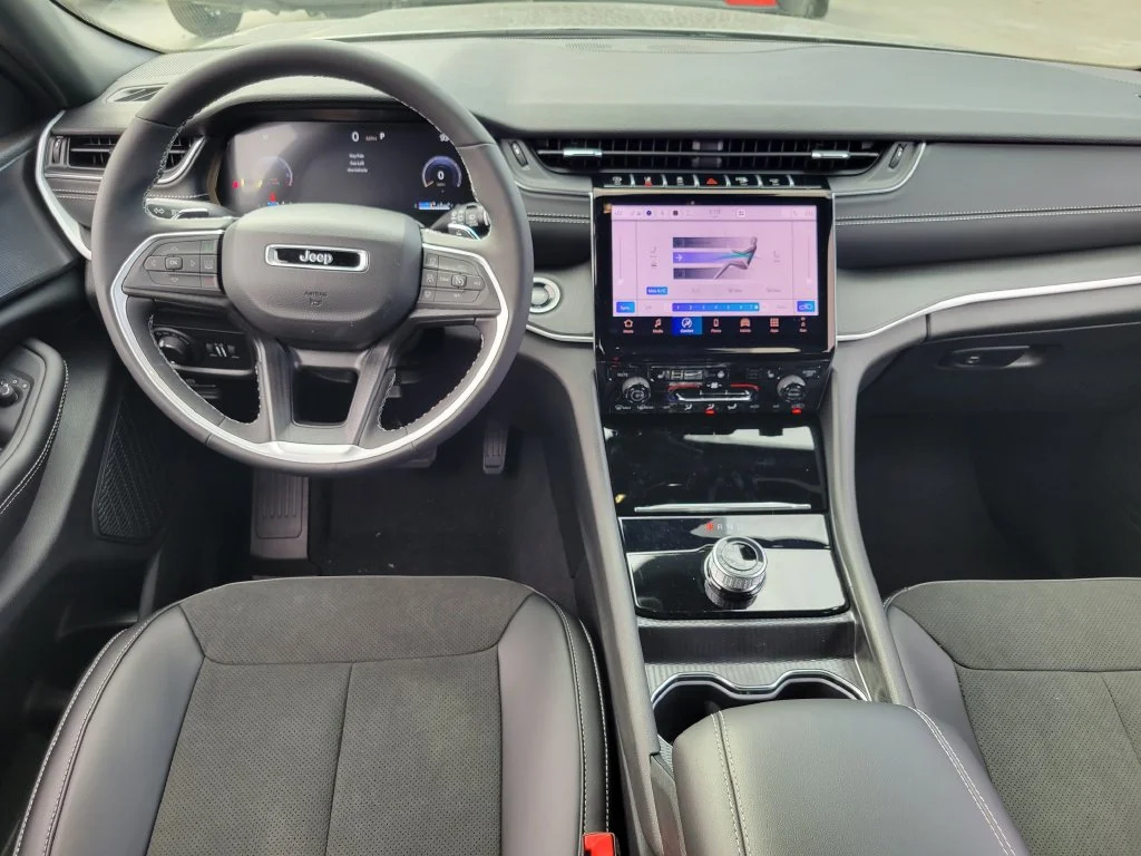 2027 Jeep Grand Cherokee photo 4