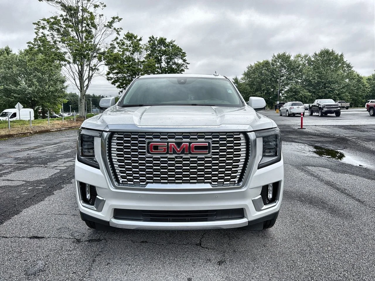 Used 2022 White Frost Tricoat GMC Denali image 3
