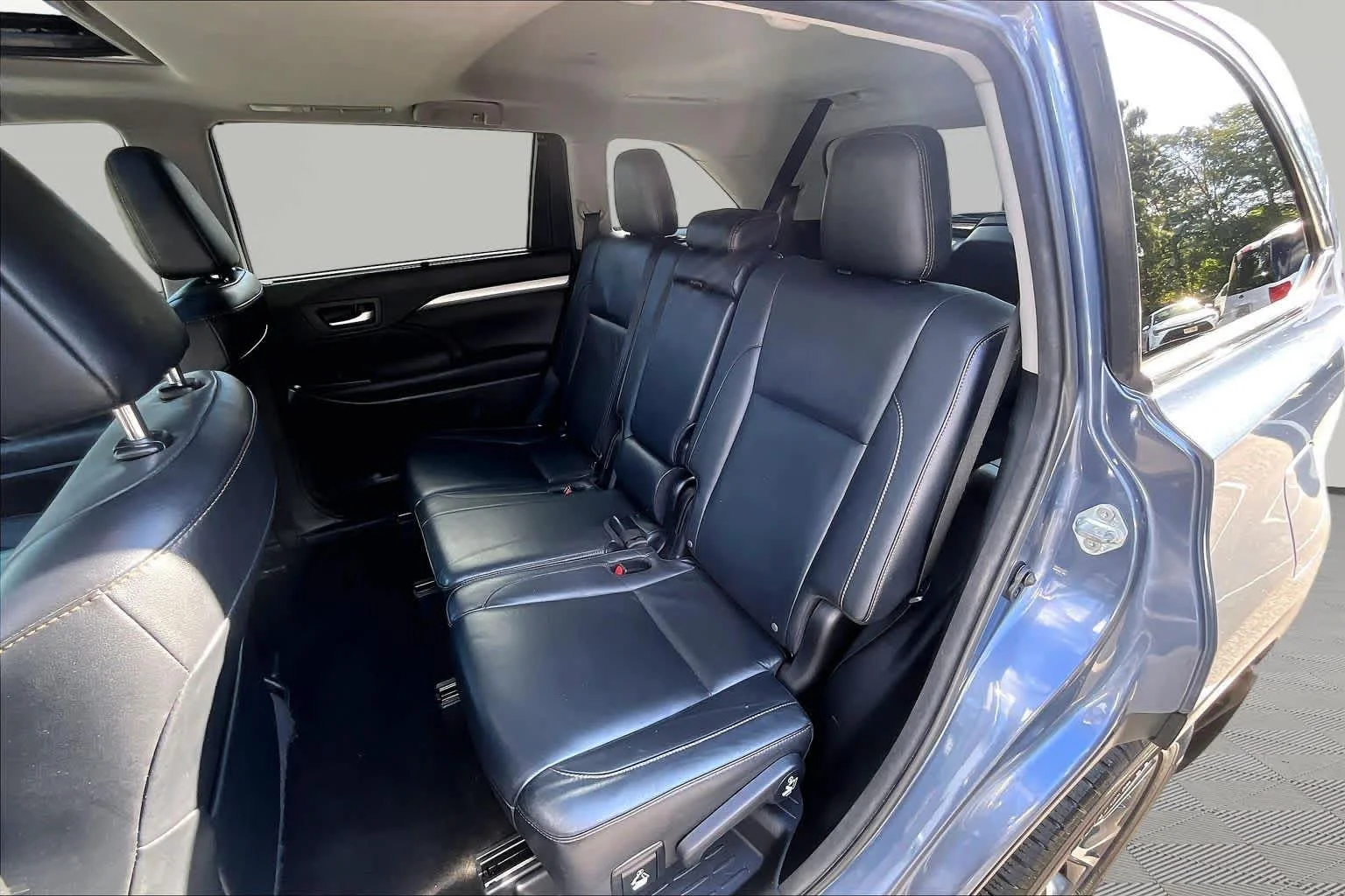 Used 2016 Shoreline Blue Pearl Toyota XLE image 21