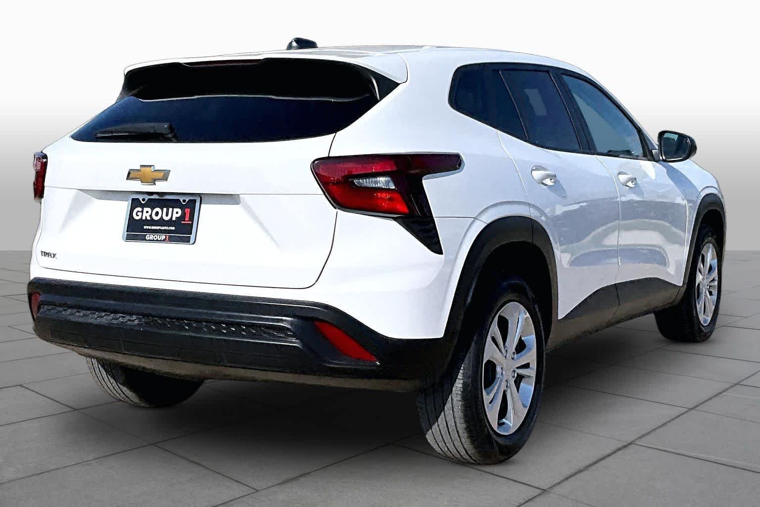 Used 2025 Summit White Chevrolet LS image 13