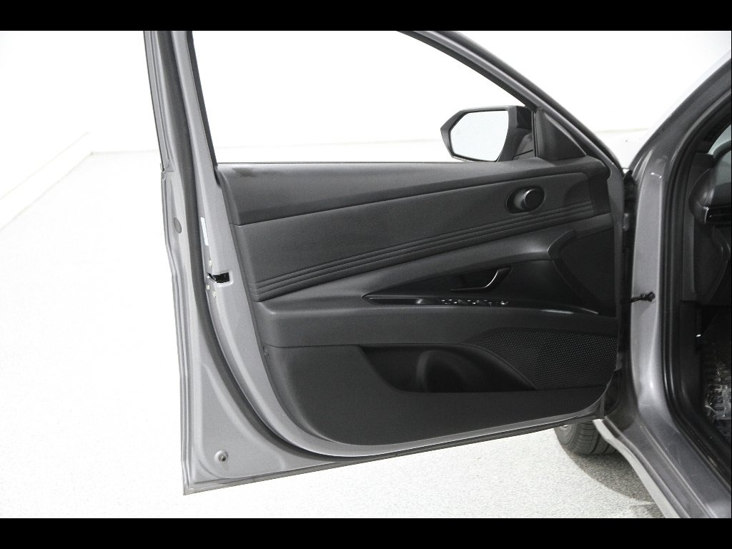 Used 2025 Fluid Metal Metallic Hyundai SEL Sport image 4
