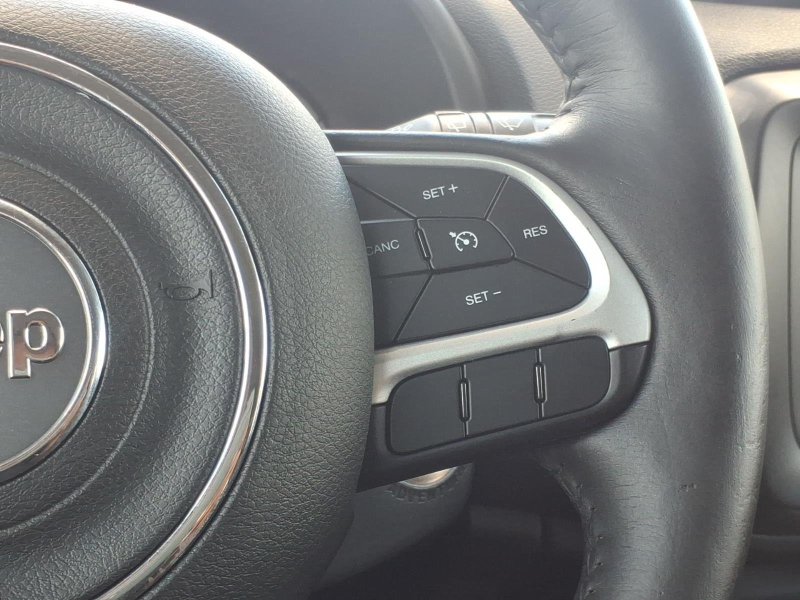 Used 2019 Glacier Metallic Clearcoat Jeep Latitude image 27