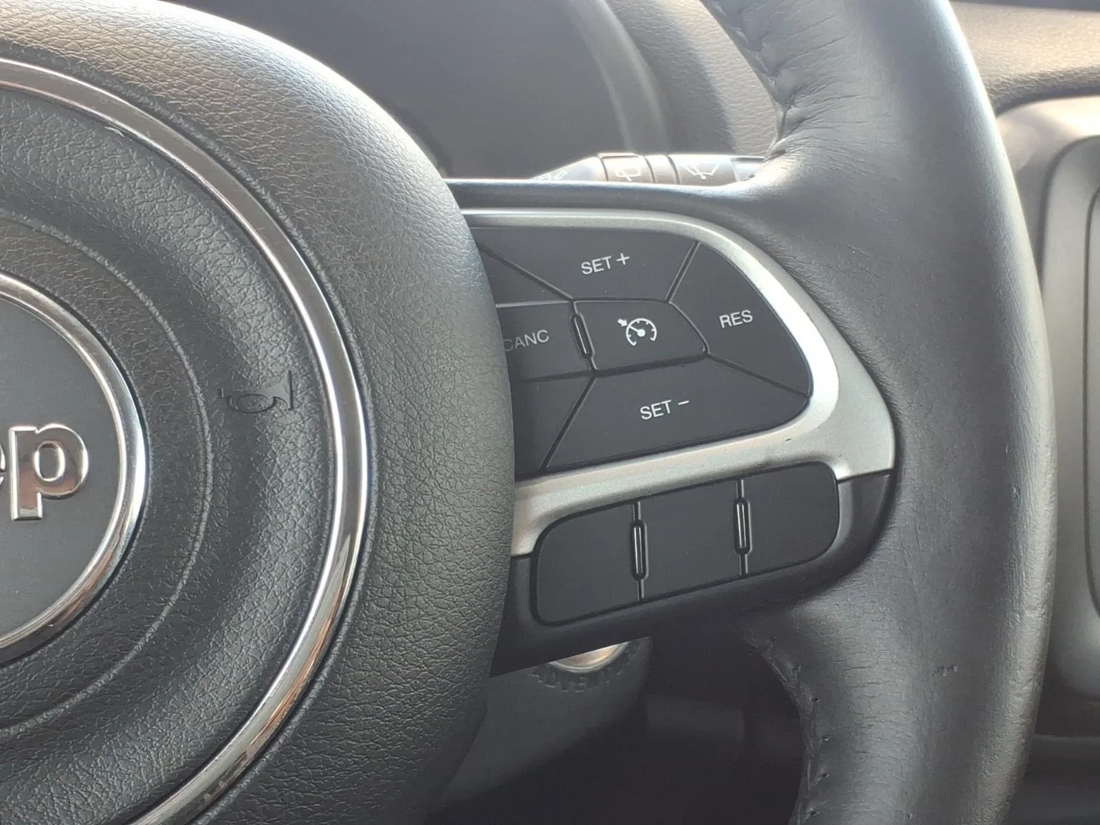 Used 2019 Glacier Metallic Clearcoat Jeep Latitude image 27