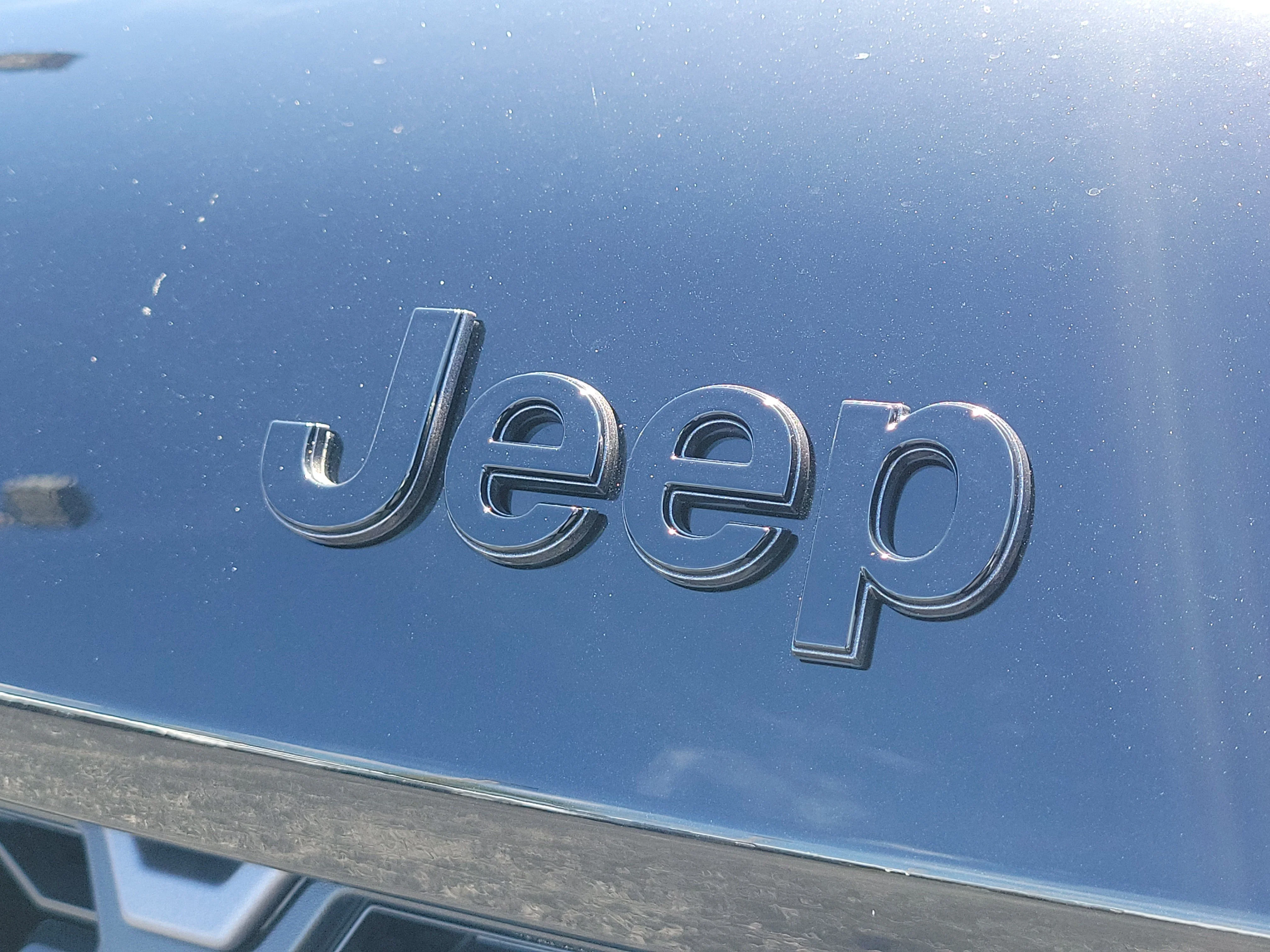 New 2026 Diamond Black Crystal Pearlcoat Jeep Altitude image 7