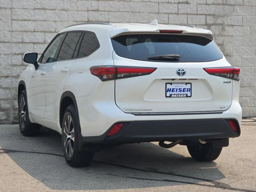 Used 2021  Toyota XLE image 11